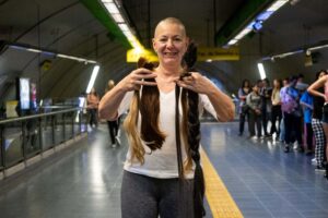 Campaña de donación de pelo en el Subte H